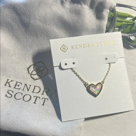 Kendra Scott Ari Heart Gold Pendant Necklace in Ivory Mother-of-Pearl - Picture 1 of 4